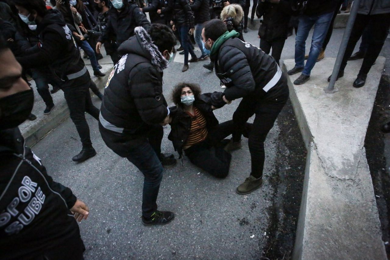 Esnaf’tan Boğaziçililere destek: Boyun eğmeyin