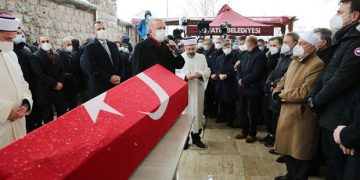 ‘Hainler  Mezarı’nın mucidi Kadir Topbaş, Süleymaniye haziresine gömüldü