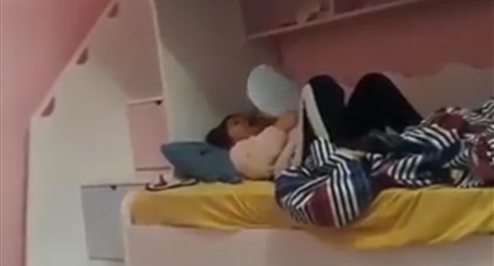 Tutuklu babasının fotoğrafına bakarak ağladı: Artık gel, sana bir sarılayım!