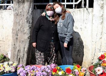 Hataylı Anne, çiçek satarak kızını Oxford’da okutuyor