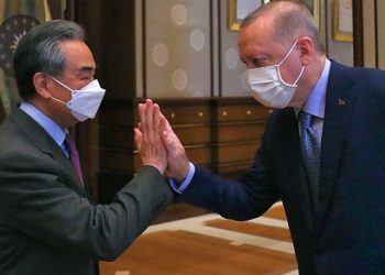 Çin Dışişleri Bakanıyla el ele, Doğu Türkistan Milli Meclis Başkanı Tümtürk’e gözetim altı