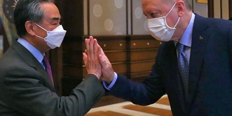 Çin Dışişleri Bakanıyla el ele, Doğu Türkistan Milli Meclis Başkanı Tümtürk’e gözetim altı