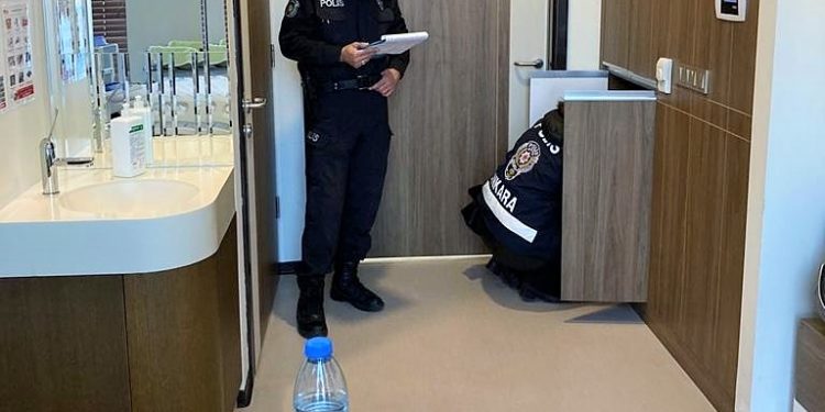 Anlamlı ziyaret: Doğumhaneda gözaltına alınan anne, bebeğiyle Gergerlioğlu’nu yalnız bırakmadı