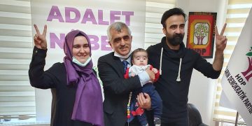 Anlamlı ziyaret: Doğumhaneda gözaltına alınan anne, bebeğiyle Gergerlioğlu’nu yalnız bırakmadı