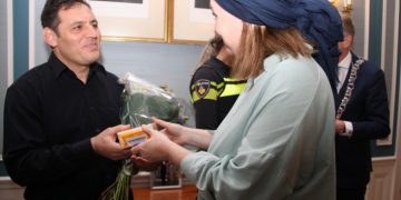 KHK’lı polis memuru, Hollandalılar’ın kahramanı oldu