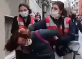 Kadın hakları için toplanan kadınları, kadın polisler saçlarından sürükledi