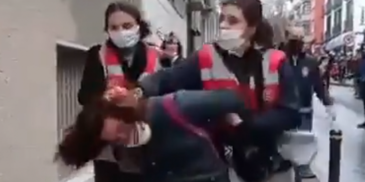 Kadın hakları için toplanan kadınları, kadın polisler saçlarından sürükledi