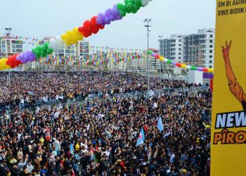 Newroz meydanlarından kapatma mesaj: Diyarbakır’da son 10 yılın en büyük kitlesel kutlaması