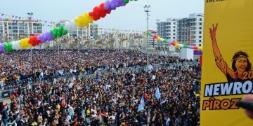 Newroz meydanlarından kapatma mesaj: Diyarbakır’da son 10 yılın en büyük kitlesel kutlaması