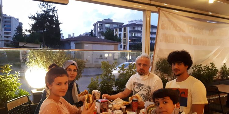 Koronaya yakalanarak vefat etti: Eşimi önce yoğun bakımlık hale getirdiler, sonra tahliye ettiler