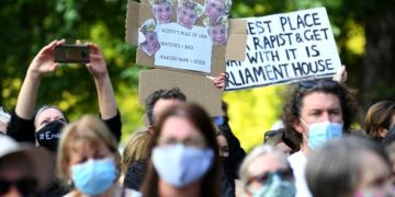 Canberra’da kadına şiddet protesto edildi: 900 kadın mağdurun adının yazıldığı pankart açıldı