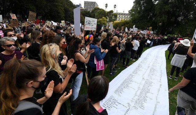 Canberra’da kadına şiddet protesto edildi: 900 kadın mağdurun adının yazıldığı pankart açıldı