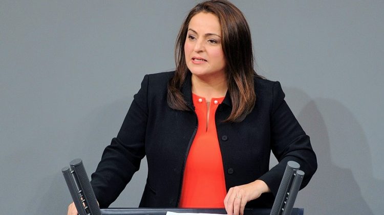 Sevim Dagdelen, DIE LINKE, Bundestagsabgeordnete, Abgeordnete, Mitglied Deutscher Bundestag, MdB, Rede, 2. Sitzung, Top 3, Thema: Bundeswehreinsatz gegen die Terrororganisation IS. Rednerpult.