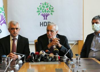 Adalet nöbetinde 3. gün: Gergerlioğlu’ndan AKP’li Meclis Başkan’ı Şentop’a, TBMM duvarındaki yazıyı hatırlattı