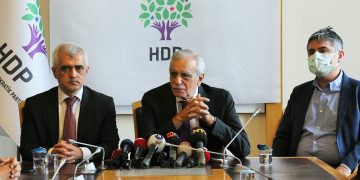 Adalet nöbetinde 3. gün: Gergerlioğlu’ndan AKP’li Meclis Başkan’ı Şentop’a, TBMM duvarındaki yazıyı hatırlattı