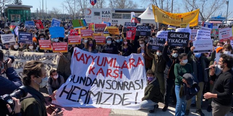 Boğaziçli öğrenciler Kadıköy’de: Baskılarınız direnişimizi kırmaya yetmeyecek