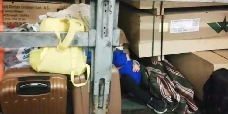 TIR dorsesindeki büyük utanç: Akademisyen çift, AKP zulmünden kaçamadı!