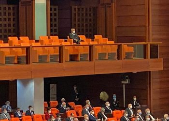 Özgül ağırlığı kalmadı: Bülent Arınç, 23 Nisan Özel Oturumu’nu diplomatlara ayrılan yerde tek başına izledi