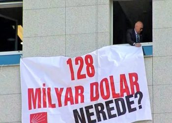Tanal, “128 milyar dolar nerede?” pankartını TBMM’ye astı