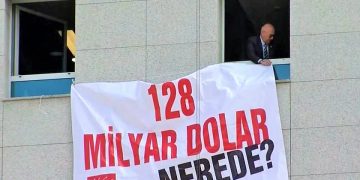 Tanal, “128 milyar dolar nerede?” pankartını TBMM’ye astı