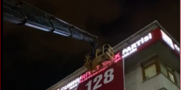 Polis ‘128’ pankartını da vinçle indirdi