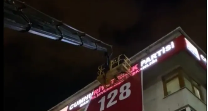 Polis ‘128’ pankartını da vinçle indirdi