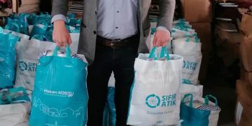 CHP’li Meclis Üyesi: AKP’li belediye, İzmir deprem yardımlarını 6 ay saklayıp Ramazan kolisi yaptı