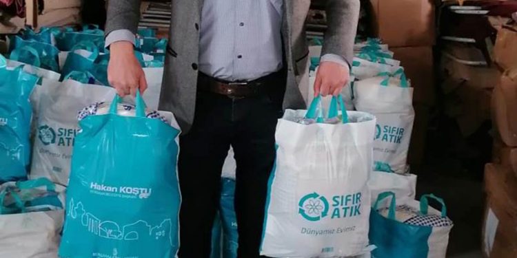 CHP’li Meclis Üyesi: AKP’li belediye, İzmir deprem yardımlarını 6 ay saklayıp Ramazan kolisi yaptı