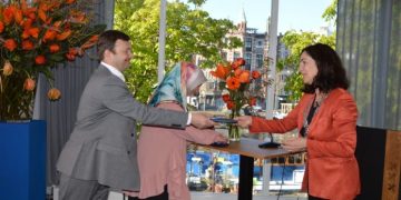 Hizmet Gönüllüleri adına aldık: Hollanda Kraliyet Nişanı, bu yıl Yılmaz ailesine verildi