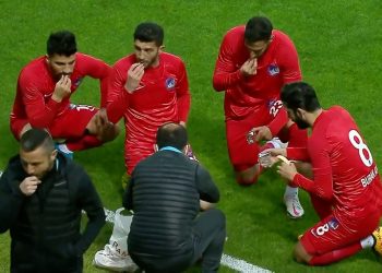 Ezan sakatlığa denk geldi: İki takımdan 5 oyuncu sahada orucunu açtı