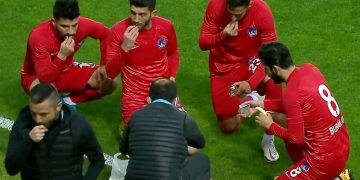 Ezan sakatlığa denk geldi: İki takımdan 5 oyuncu sahada orucunu açtı