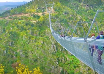 175 metre yüksekliğinde: Dünyanın en uzun asma yaya köprüsü Portekiz’de açıldı