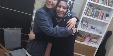 Nazan Bozkurt tahliye edildi: Harbiyeli öğrencinin annesi Melek Çetinkaya karşıladı