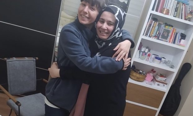 Nazan Bozkurt tahliye edildi: Harbiyeli öğrencinin annesi Melek Çetinkaya karşıladı