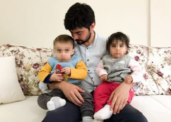 AKP’nin bebek işkencesi sürüyor: 13 aylık ikiz bebek sahibi anne tutuklandı, eşi hukuk çağrısı yaptı