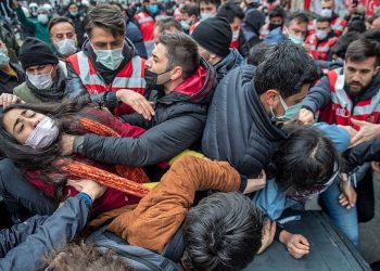 Kadıköy’de kayyım şiddeti: Polis öğrencilere, biber gazı sıktı ve darp etti
