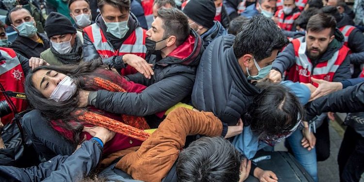 Kadıköy’de kayyım şiddeti: Polis öğrencilere, biber gazı sıktı ve darp etti