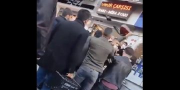 Kürtçe sokak müziği yapan müzisyenin sazına el konuldu