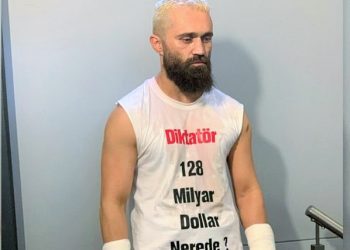 Boksör Ünsal Arık ringe ‘128 Milyar Dolar Nerede?’ yazılı tişörtle çıktı