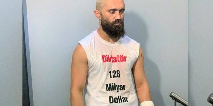 Boksör Ünsal Arık ringe ‘128 Milyar Dolar Nerede?’ yazılı tişörtle çıktı