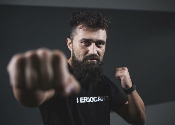 Boksör Ünsal Arık ringe “128 Milyar Dolar Nerede?” yazılı tişörtle çıkacak