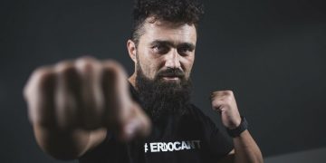 Boksör Ünsal Arık ringe “128 Milyar Dolar Nerede?” yazılı tişörtle çıkacak