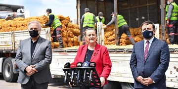 Ülkenin geldiği hazin durum: 30 liralık patates ve soğan dağıtımı için devlet töreni
