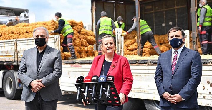 Ülkenin geldiği hazin durum: 30 liralık patates ve soğan dağıtımı için devlet töreni