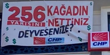 Gece yarısı indirildi: Kastamonu’daki  ‘256 kağadın yarısını nettiniz? Deyvesenize’ afişi de kaldırıldı