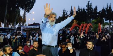 Alparslan Kuytul serbest bırakıldı: 14 yaşındaki oğluyla birlikte ters kelepçelenerek gözaltına alınmıştı