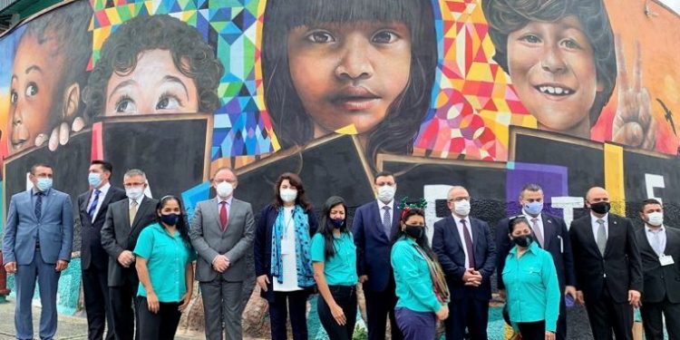 Hizmet Hareketi’ne ait okul: Binali Yıldırım’ın oğlunun Venezuella’da fotoğraf çektirdiği okul, çalıntı çıktı