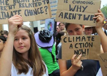 Avustralya’da binlerce öğrenci, hükümetin iklim değişikliğini protesto etti