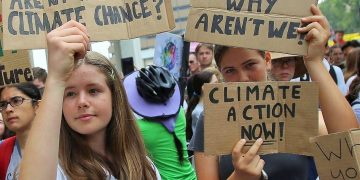 Avustralya’da binlerce öğrenci, hükümetin iklim değişikliğini protesto etti