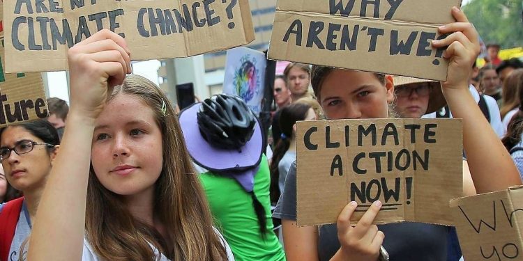 Avustralya’da binlerce öğrenci, hükümetin iklim değişikliğini protesto etti